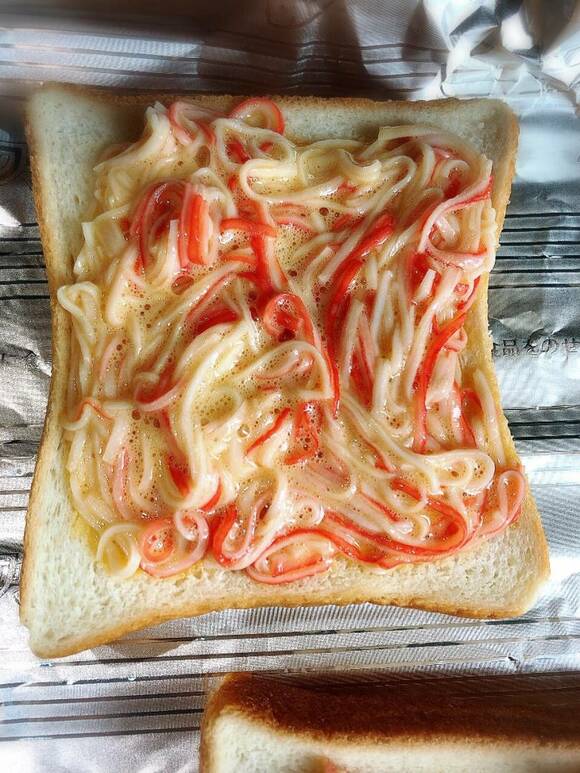 食パンにカニカマ