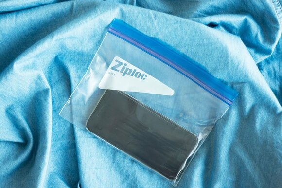 海などでは携帯電話をしまっても！