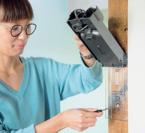 女性補助木材を壁に