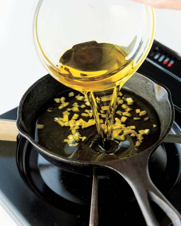 スキレットにニンニクとオリーブオイルを入れる