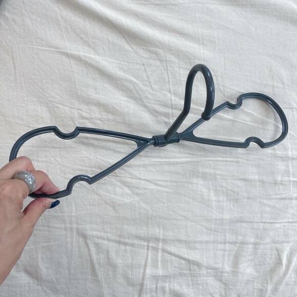 黒ハンガー持つ