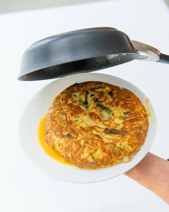 焼き色がついたら大皿などを使ってひっくり返す