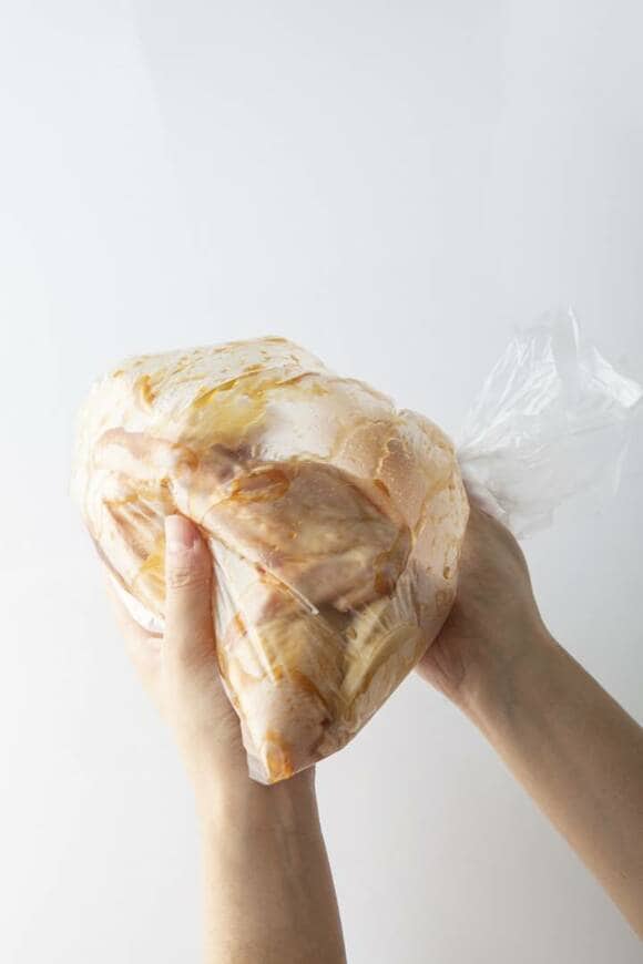 ポリ袋に入れて混ぜる様子