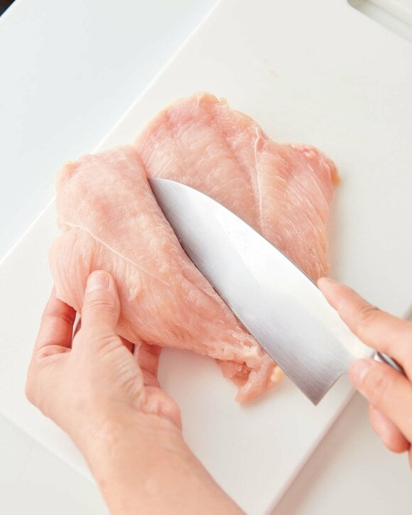 鶏むね肉を半分に切る