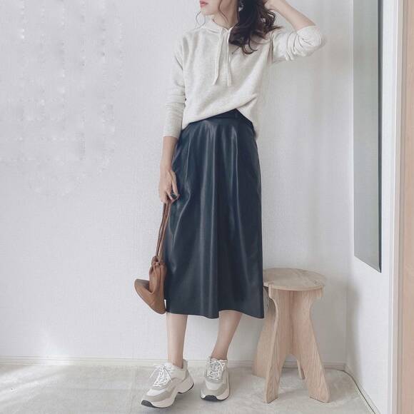 レザースカートと合わせたコーデ