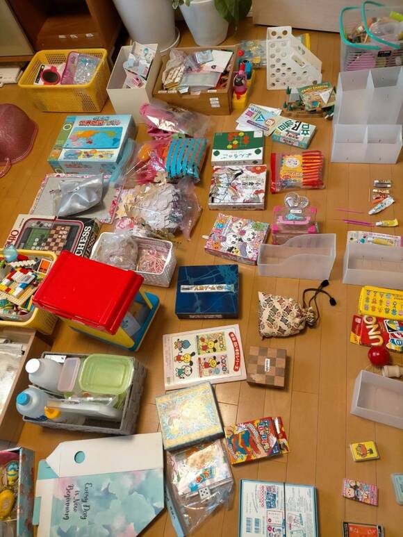 床にたくさんのオモチャ