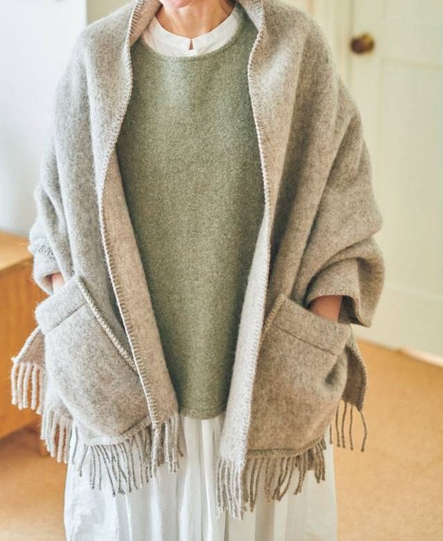 フィンランドのポケットつきショールを着る女性