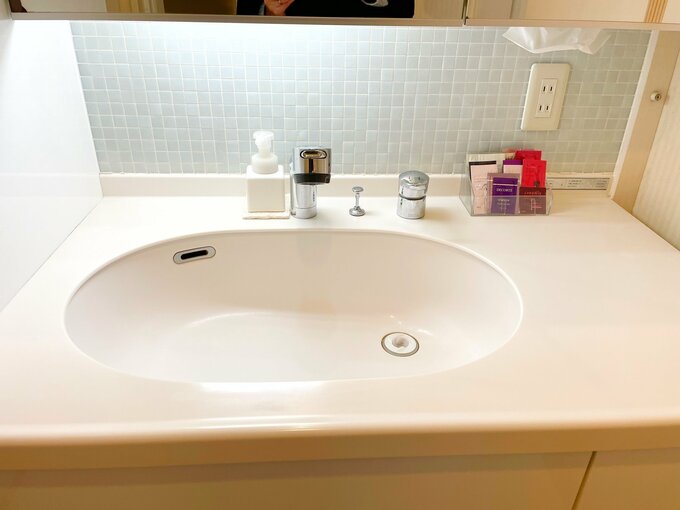 収納ケースをディスプレイした洗面台