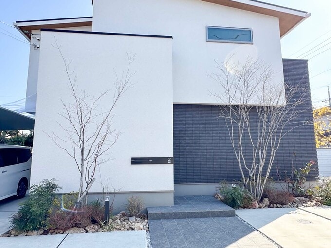 玄関が見えない外観