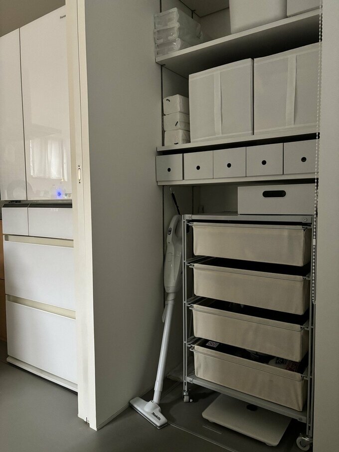 玄関から収納棚が丸見えの洗面脱衣所