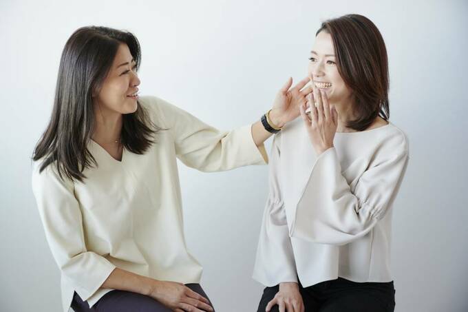 顔をさわって確認する様子