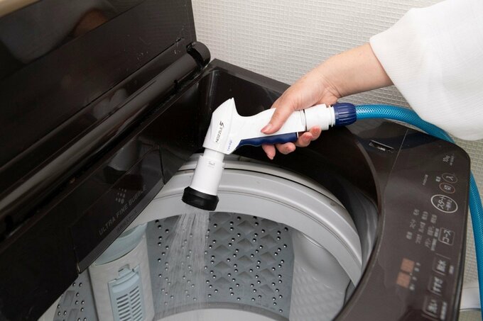 洗濯機の中にお湯を入れている様子