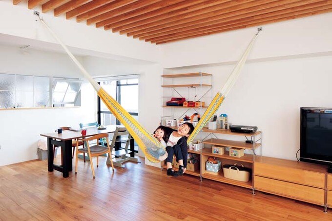 ハンモックでくつろぐ子どもたち