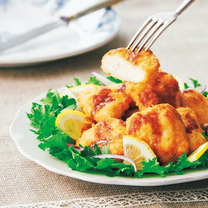 お皿に盛りつけられた鶏屋さんのチキンカツ