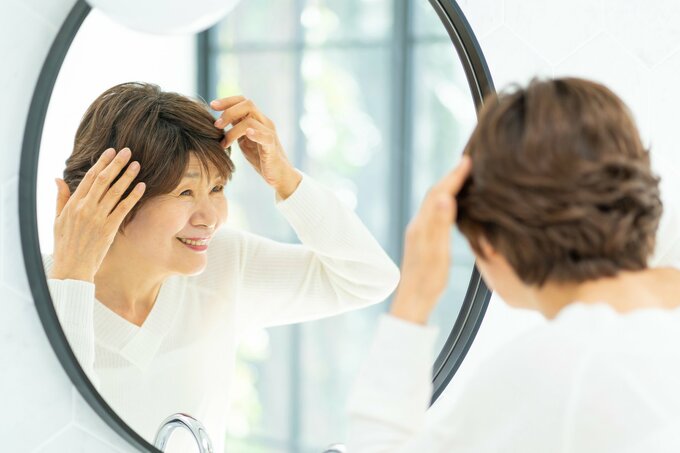 ウィッグをするシニア女性