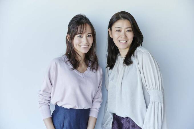 女性が2人並んでいる様子