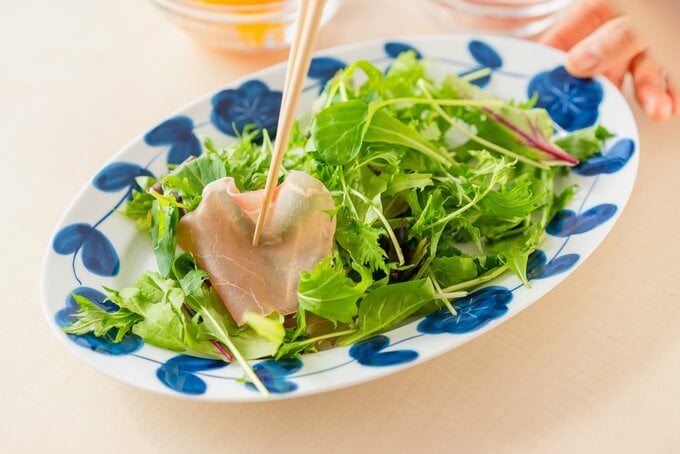 サラダを並べる