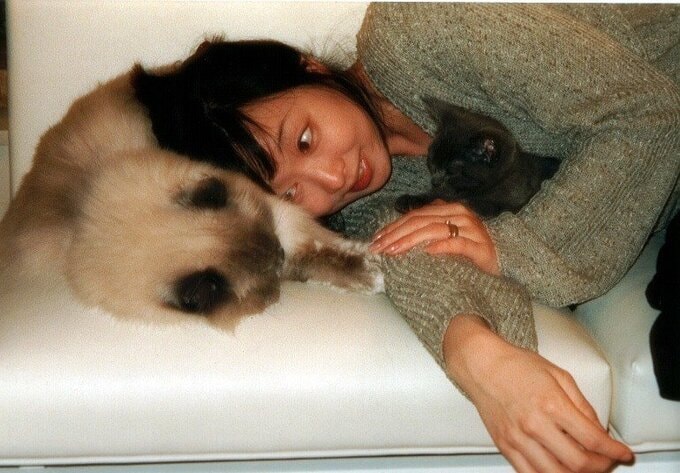 寝転ぶ女性と猫