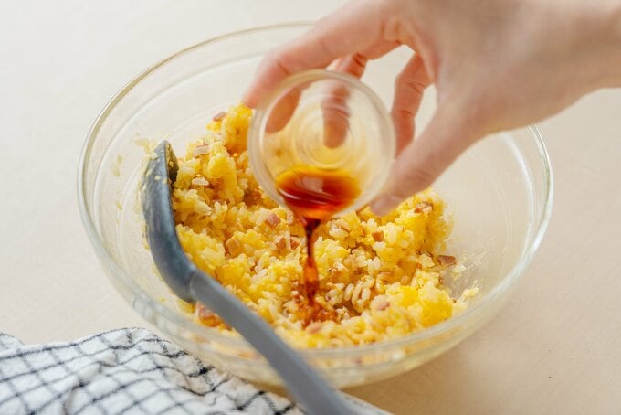 しょうゆをいれる