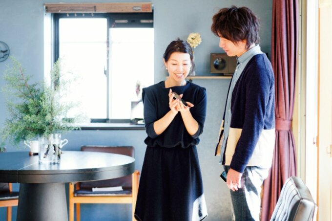 話し合いをする香村さん夫妻