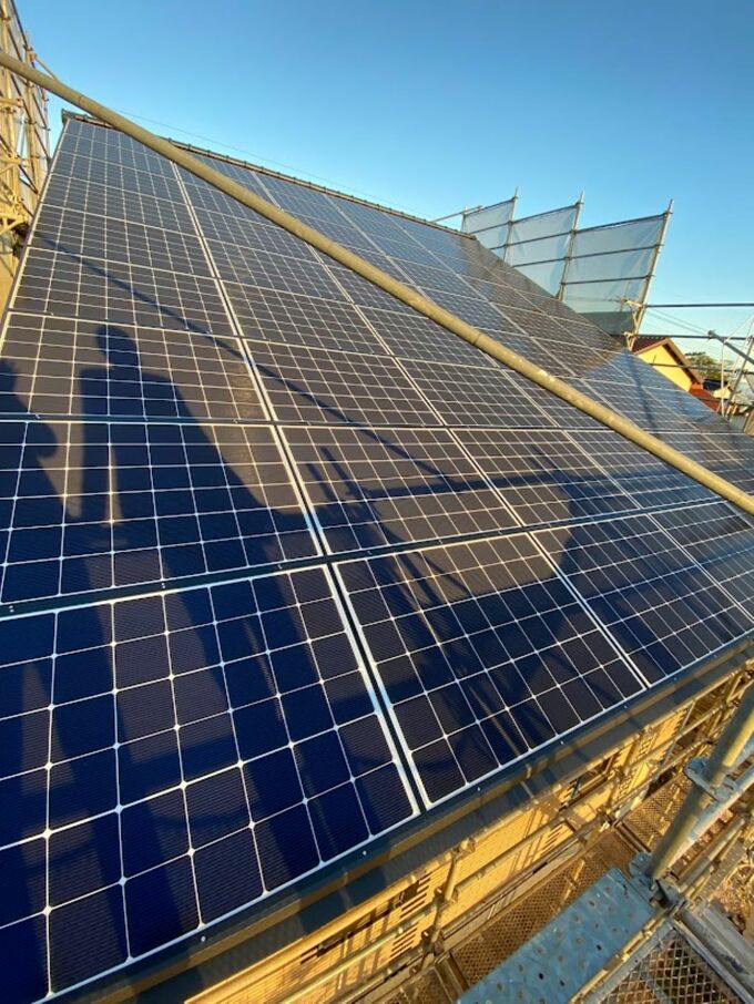 設置中の太陽光パネル
