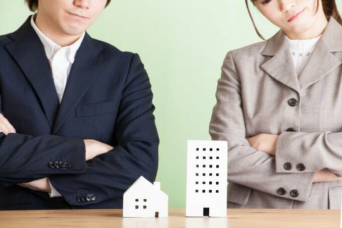 家の模型を見る2人