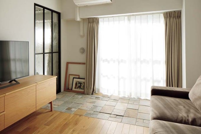 リビングの床の一部に天然石のタイルを貼ってインナーテラスに