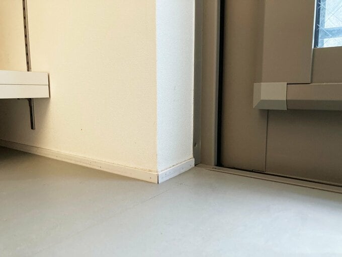 幅が細い造作巾木がはがれ落ちた箇所