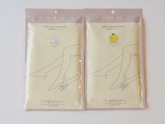簡単なのに効果がばっちり!3COINSの「足裏角質ケアパック」(330円)は、ホワイトムスクとグレープフルーツの香りの2種類