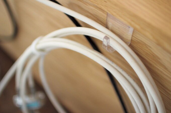 配線類にフックをつけコードをかけた様子