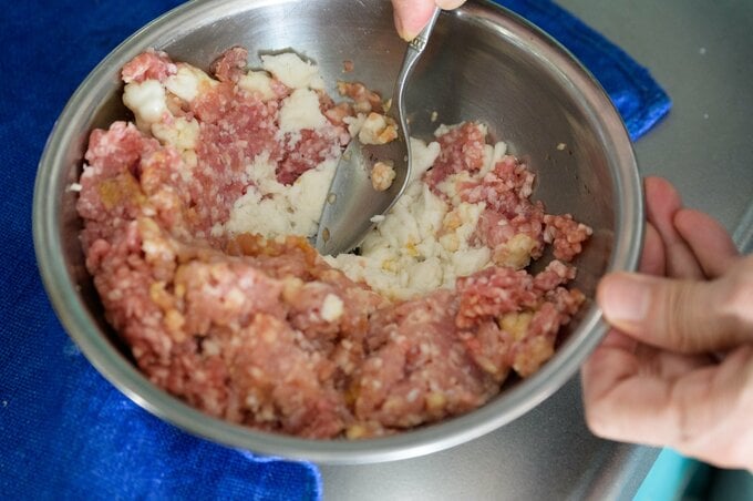 ボウルに材料を入れてよく混ぜている