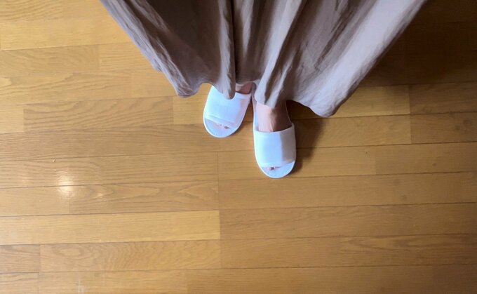 使い捨てスリッパ着用