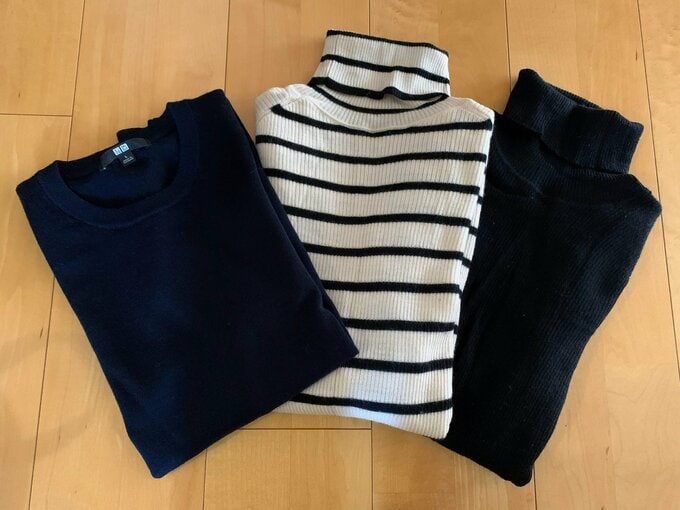 ＜写真キャプション＞左：メリノクルーネックセーター（￥2,990）中・右：メリノリブタートルネックセーター（￥2,990）