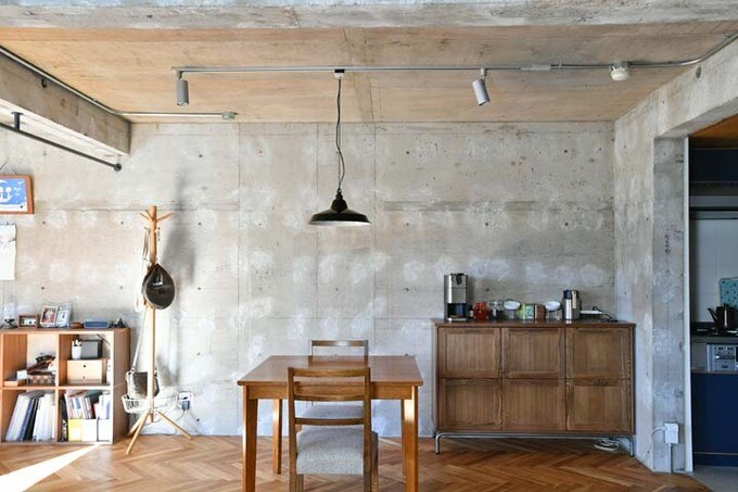 壁面と天井を大胆に躯体現したリビングダイニング