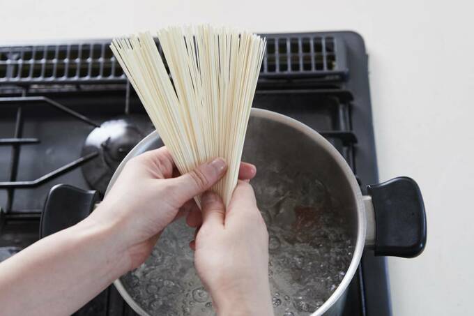 お鍋に麺を入れる