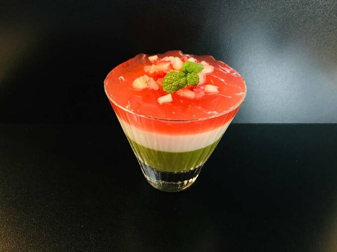 イチゴやミントなどをトッピング