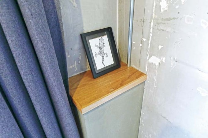 壁際の凹凸を利用してディスプレイ棚に