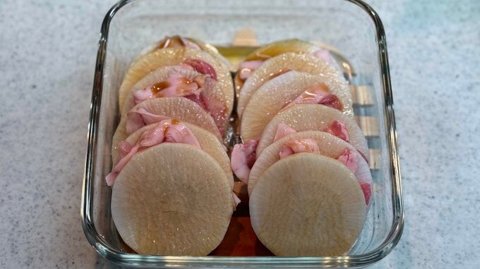 すき焼きのタレをかけてレンジに入れる