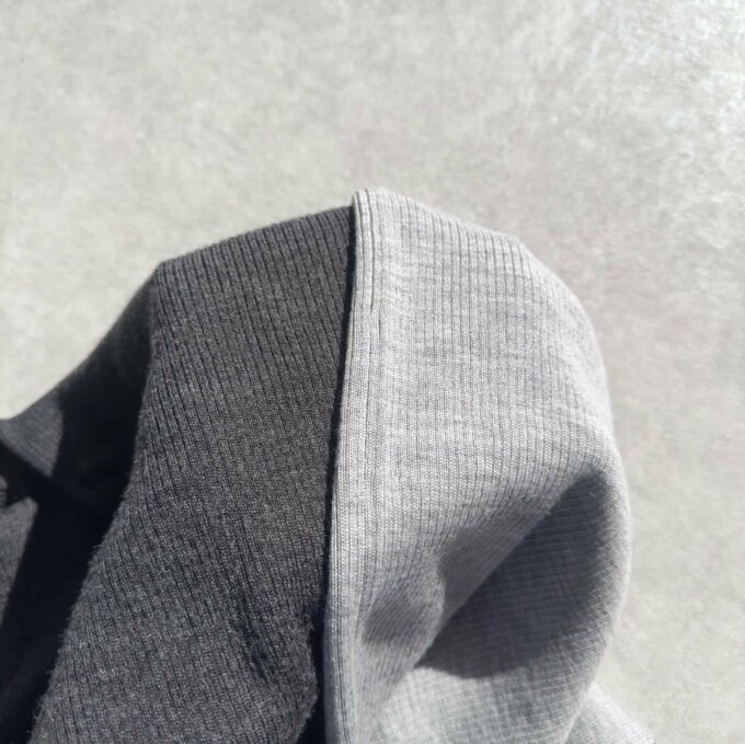 ユニクロの「エクストラファインメリノタートルネックニット」毛羽立ちの比較