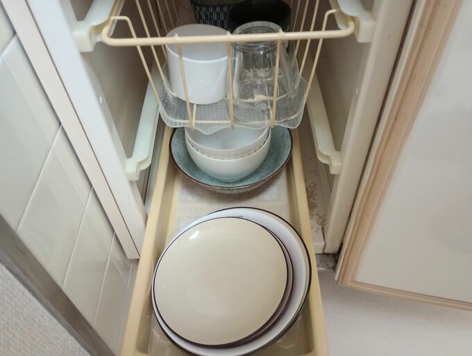 キッチン備えつけの収納にグラスや食器を入れました