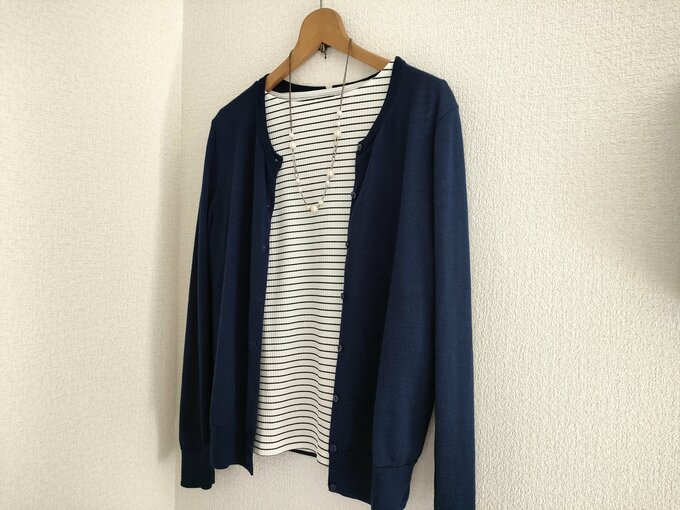紺のカーディガン