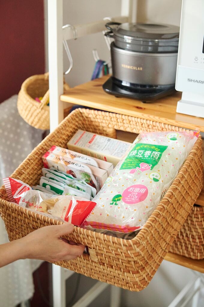 4つのカゴにストック用乾物、開封した乾物、レトルト、猫のおやつを入れている