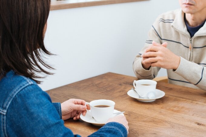 会話をする夫婦