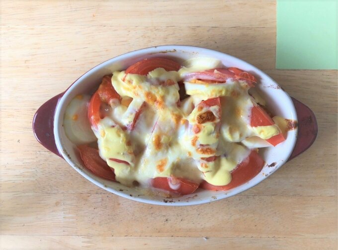 「ゆで卵とトマトのチーズ焼き