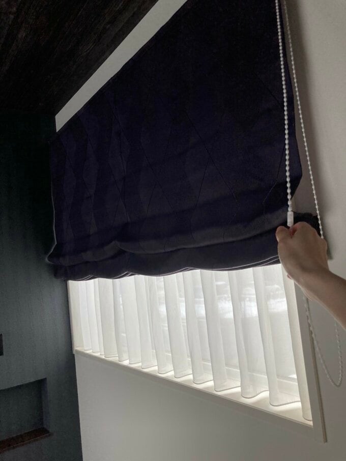 シェードカーテンを上げるところ