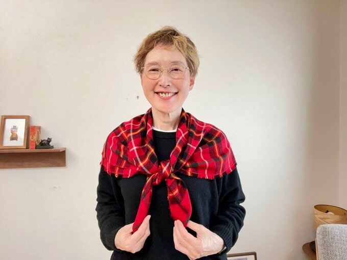 これは、肩にかけたストールを前側で結んだ巻き方です