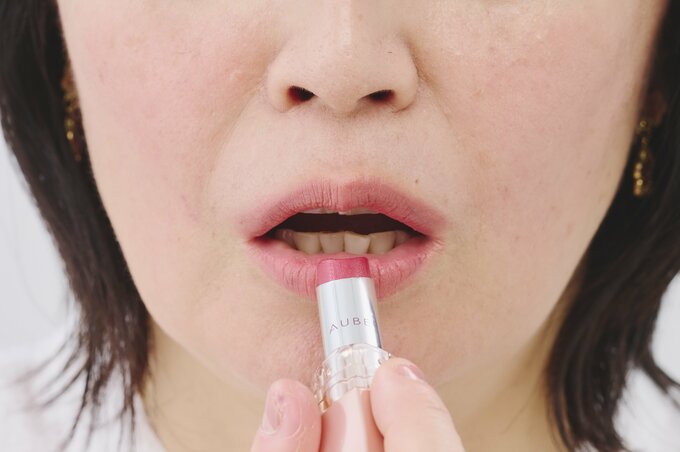 ポイントメイクは肌なじみのいい色を選ぶ