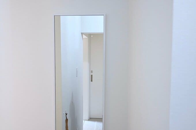 すっきりとしたクローゼットに置かれた鏡の画像。