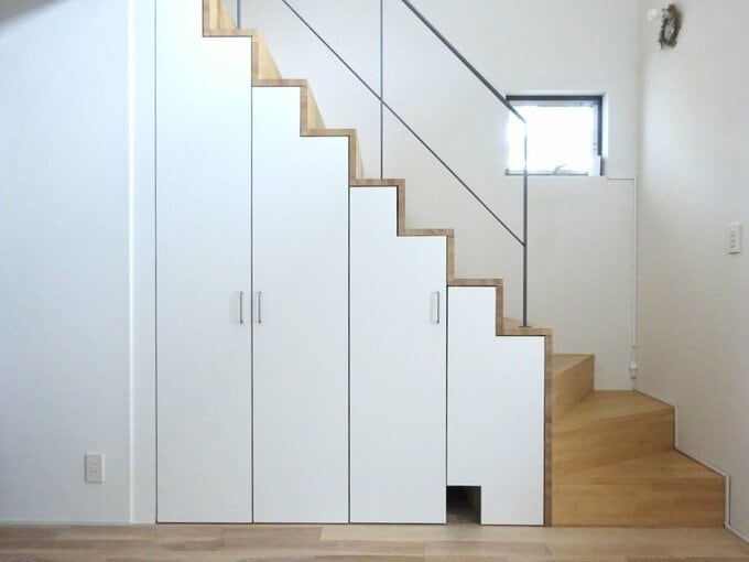 グレーのアイアンの手すりを採用したリビング階段