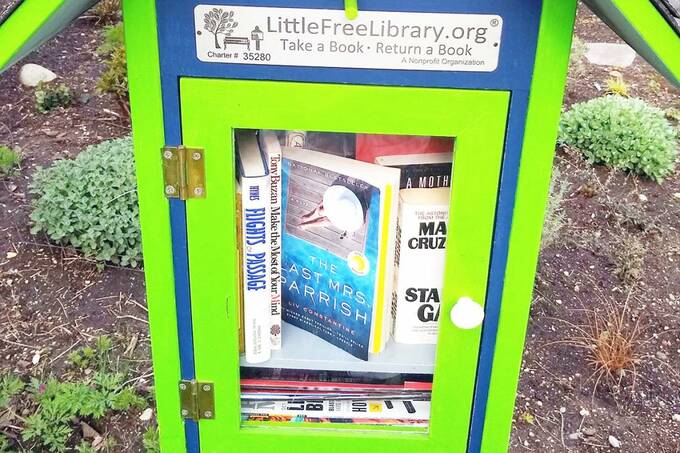 路上のミニ図書館